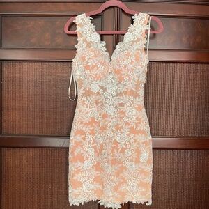 Issue New York Peach White Lace Fitted Cocktail Party Prom Mini Dress Size S/XS